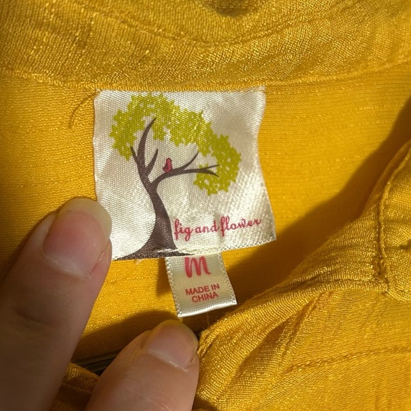 Fig and Flower Mustard Yellow Collard Embroidered floral button up Size Medium - Picture 4 of 14